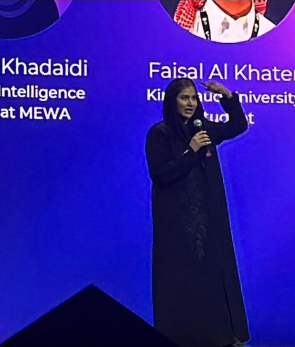 أميرة تتحدث على مسرح حفل تخرج برنامج مستقبلي