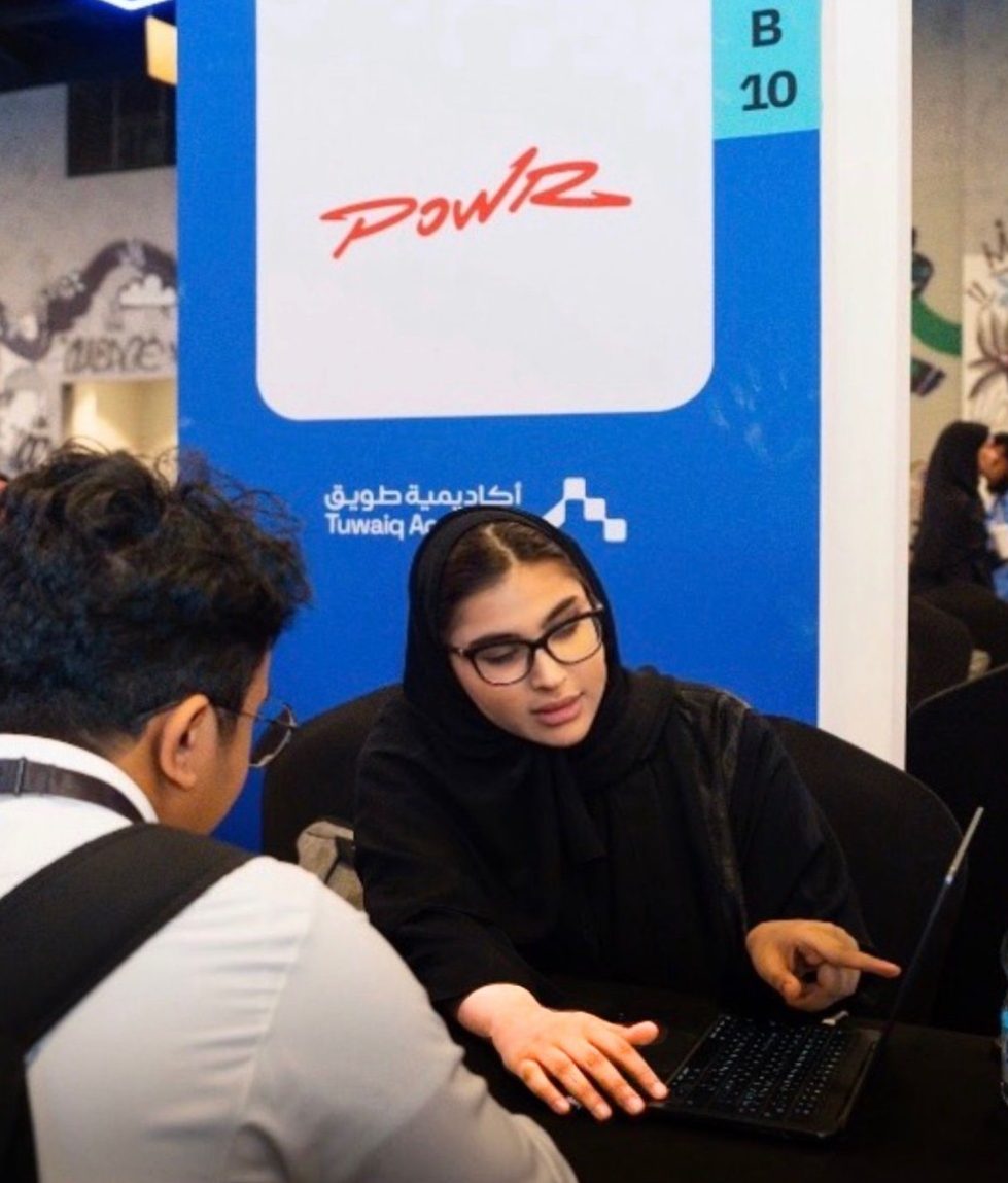 أميرة في جناح POWR بمعرض التوظيف في أكاديمية طويق